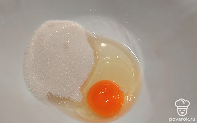 В миску положить яйцо, сахар. Перемешать. 