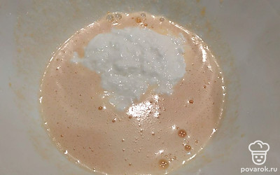 Добавить кефир, перемешать. 