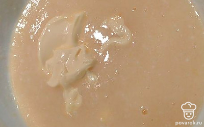 Добавить майонез, снова перемешать. 