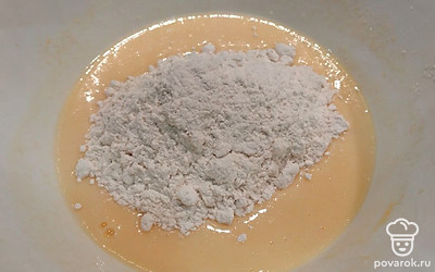 Ввести соду, муку. Опять перемешать.