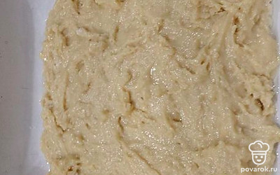 Выложить тесто в форму. Выпекать в разогретой духовке 30 минут при 180 градусах.