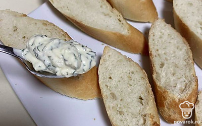 Намажьте на багет соус.