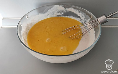 Через 30 минут, когда манка набухнет, добавьте в миску 2 яйца и перемешайте.