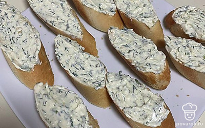 Выложите бутерброды на тарелку.