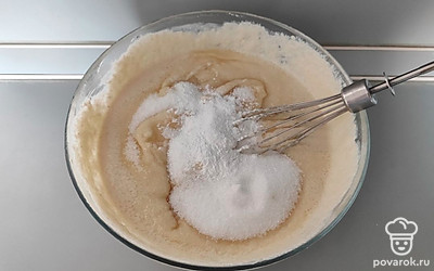 Затем всыпьте в миску разрыхлитель, сахар и снова хорошо перемешайте. 
