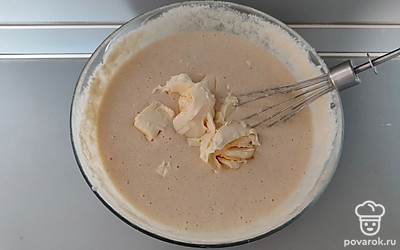 В последнюю очередь добавьте в смесь сливочное масло комнатной температуры и перемешайте. Тесто получится довольно жидким.