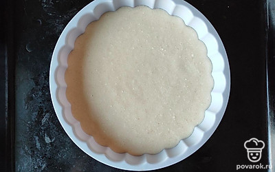 Влейте тесто в силиконовую форму и поставьте в разогретую духовку на 45-60 минут при 180 градусах. Можно использовать форму из другого материала. Готовность лучше проверять зубочисткой, но не раньше, чем через 45 минут после начала выпекания. 