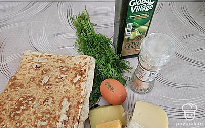 Подготовьте все ингредиенты. Разогрейте сковороду с капелькой масла. 