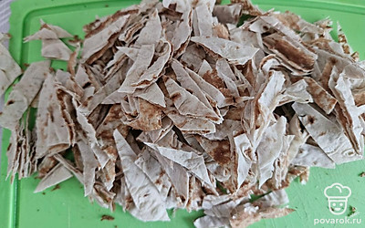 Лаваш мелко нарежьте любым удобным для вас способом. 