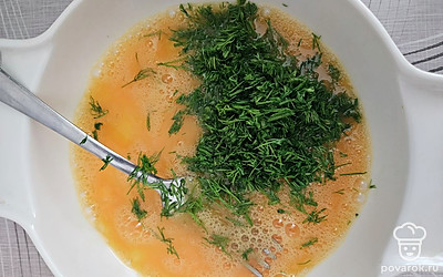 В отдельной емкости смешайте яйцо и сметану, посолите по вкусу. Добавьте укроп и хорошо перемешайте до однородной консистенции. 