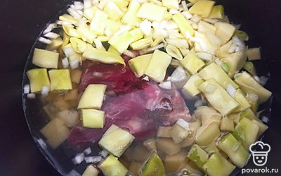 Залейте все 1,5 литрами воды. Перемешайте. Готовьте в мультиварке на режиме «суп» 30 минут.