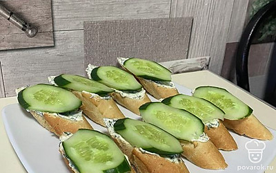 Выложите сверху огурец.