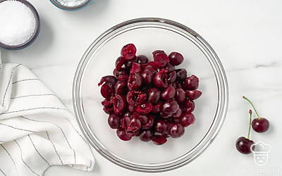 Достаньте косточки из вишни. Это можно сделать специальным прибором или зубочисткой, скрепкой или толстой длинной иглой.