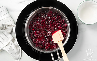 Всыпьте в сахарный сироп лимонную кислоту. Перемешайте. Добавьте ягоды. Проварите 5 минут. Влейте крахмал. Варите все вместе до загустения, то есть около 8 минут. Снимите с плиты. Дайте остыть.