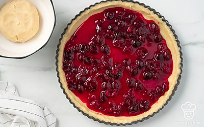 Выложите на тесто в форме начинку из ягод. Накройте вторым пластом теста и скрепите края.