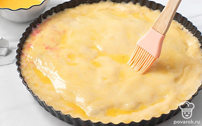 Разбейте яйцо в небольшую емкость, взболтайте вилкой. Смажьте верх пирога яйцом при помощи силиконовой кисточки. Отправьте форму с пирогом в духовку на 40 минут.