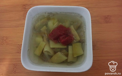 После приготовления разлейте суп по порциям. Добавьте в каждую по 2 чайных ложки томатной пасты и перемешайте.