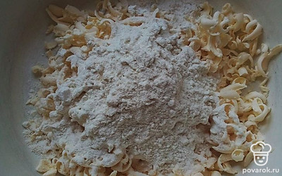 Смешайте тертое масло с мукой.