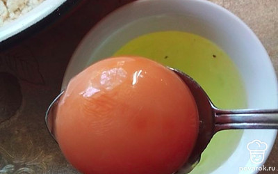 Отделите белки от желтков. Желтки добавьте в тесто, перемешайте.