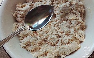 Добавьте воду. Не всю сразу, а по 1 ложке, чтобы тесто не было жидким.