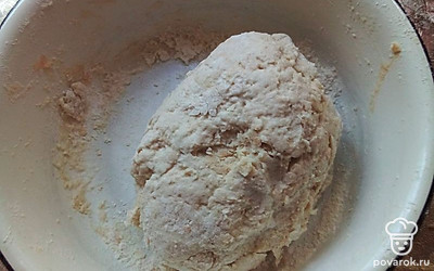 Сформируйте из теста шар и уберите на 30 минут в холодильник.