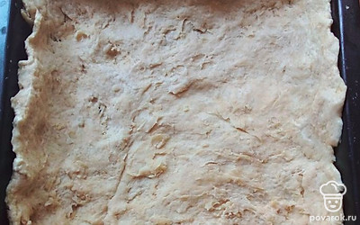 Через 30 минут выложите тесто в форму. 