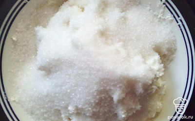 Творог смешайте с сахаром.