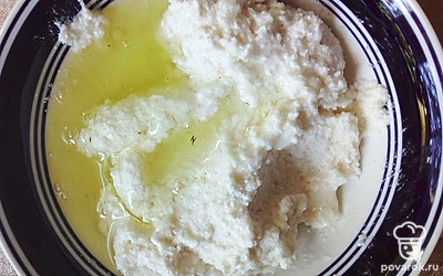 Добавьте к творогу белки.