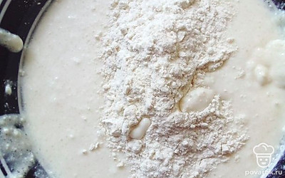 В жидкую начинку можно добавить крахмал или немного муки.