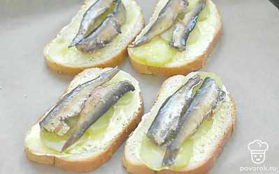 На огурцы выложите шпроты (1 или 2).