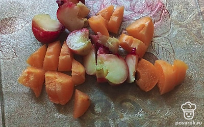 Нарежьте абрикосы кубиками.