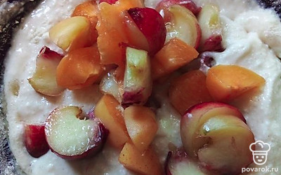 Добавьте абрикосы в творожную начинку. Все перемешайте.