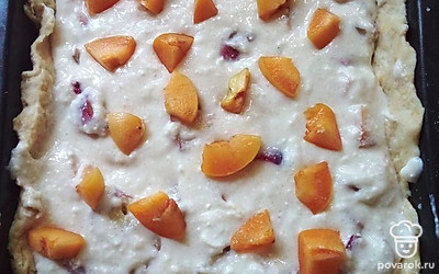 Выложите начинку на тесто. Поставьте пирог в духовку на 20-25 минут при 180-200 градусах.