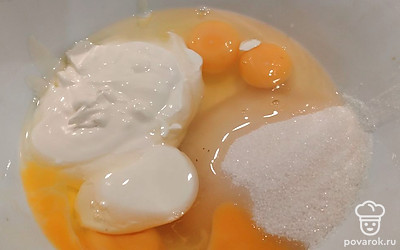 Выложите в миску яйца, сахар, соль, сметану, ванилин. Все перемешайте. 