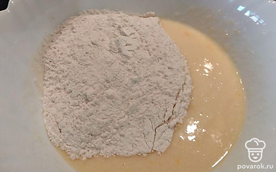 Добавьте разрыхлитель, муку. Снова перемешайте. 