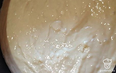 Выложите тесто в форму для выпечки. Отправьте в разогретую до 180 градусов духовку на 25 минут.