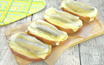 Бутерброды со шпротами получатся ароматными, вкусными и аппетитными. Такое блюдо можно подать на праздничный стол. Всем приятного перекуса!