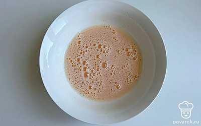 Яйца, сахар и соль взбейте венчиком.⁣⁣ Добавьте масло, молоко и перемешайте.⁣⁣