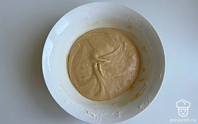 Отложите 1 столовую ложку муки для ягод. Остальную муку смешайте с разрыхлителем и всыпьте в яичную смесь.⁣⁣⠀