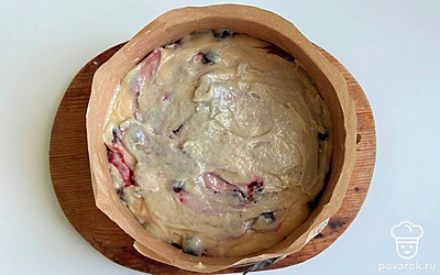 Тесто выложите в форму. Выпекайте в разогретой до 170 градусов духовке около 1 часа.