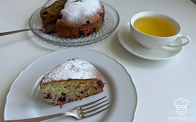 Готовый пирог слегка остудите, достаньте из формы. Перед подачей можно присыпать сахарной пудрой. Приятного аппетита!