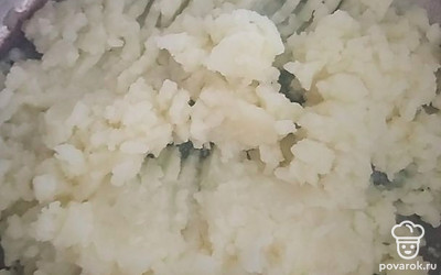 Отварите картофель. Сделайте картофельное пюре.