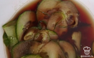 Мелко нарежьте свежие огурцы. Посолите и залейте соевым соусом, оставьте на 10 минут. Будет похоже на маринованные огурцы.