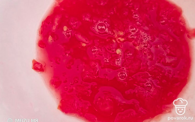 Натрите на мелкой терке помидор.