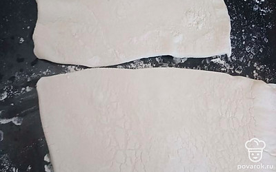 Раскатайте слоеное тесто.