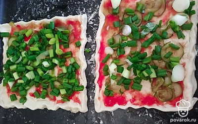 Вылейте тертый томат, выложите огурец и нарезанный зеленый лук.