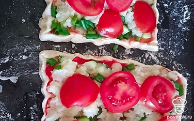 Сверху выложите пюре и нарезанные дольками помидоры. Поставьте в разогретую до 150 градусов духовку на 10 минут.