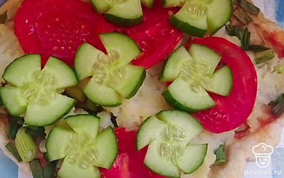 Вырежьте цветочки из огурца и украсьте остывший пирог.