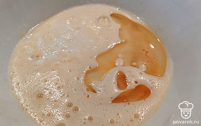 Добавьте кефир, растительное масло и перемешайте. 