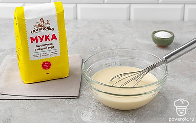 Смешайте в глубокой миске сметану с содой. Добавьте куриные яйца, соль и муку. Замесите однородное жидкое тесто.